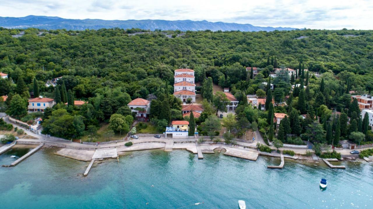 Hotel Pansion Delfin Omišalj Exterior foto
