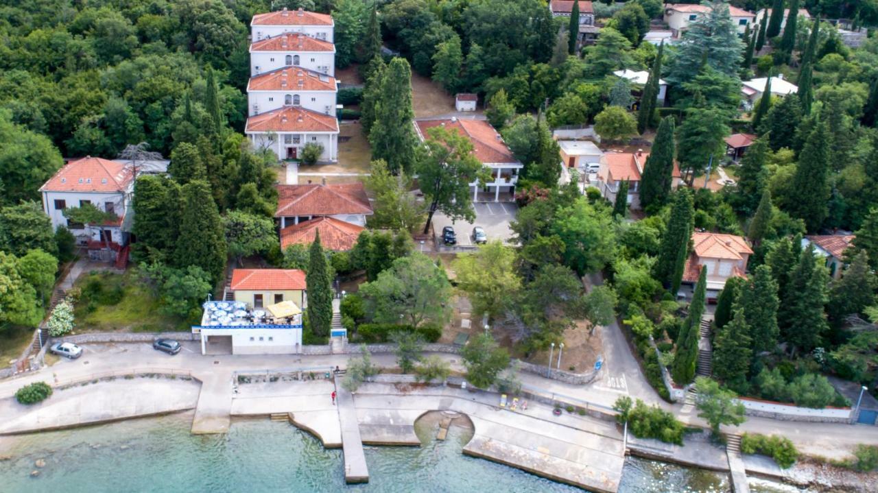 Hotel Pansion Delfin Omišalj Exterior foto